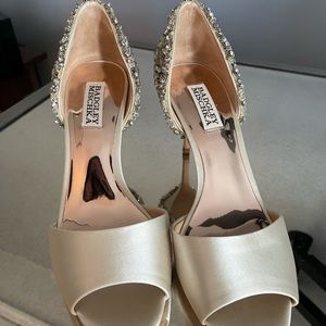 Badgley Mischka Crystal Encrusted peep toe pumps ivory size 7.5